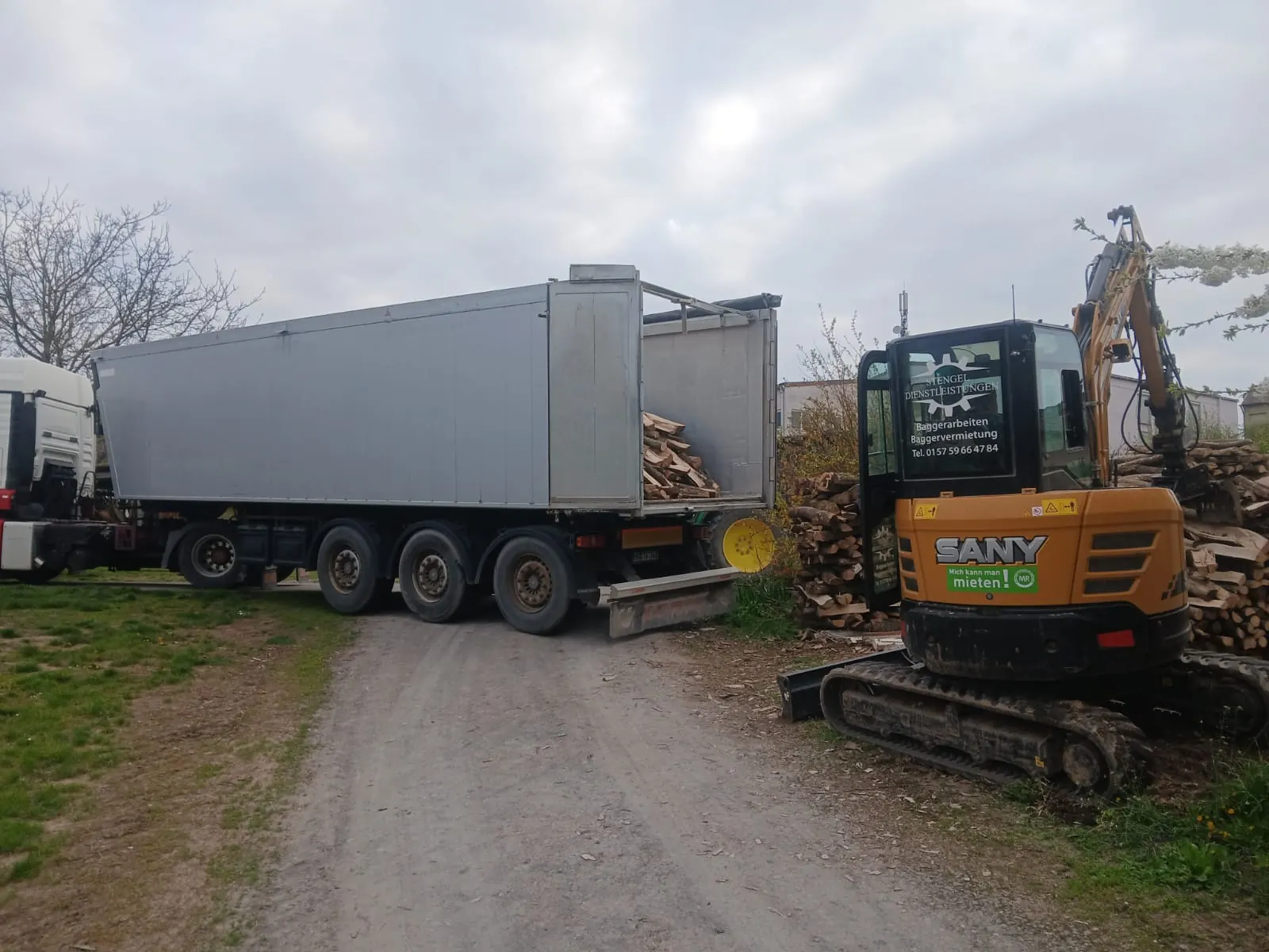 Bagger verlädt Material auf einen Lkw-Auflieger