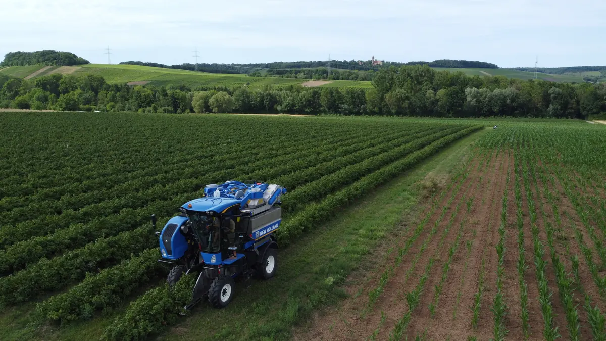 Erntemaschine von New Holland Braud fährt durch eine Anlage